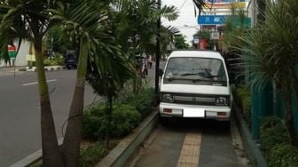 Viral Foto Mobil Parkir di Trotoar depan Hotel, Tuai Kecaman Publik