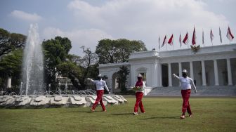 Petugas memperagakan simulasi pengibaran bendera untuk Peringatan HUT ke-75 Kemerdekaan RI di Istana Merdeka, Jakarta, Minggu (12/7/2020).  [ANTARA FOTO/Sigid Kurniawan]