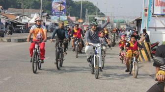 Helldy-Sanuji Gowes Bareng Warga Merak, Teriakan Setop Korupsi Menggema