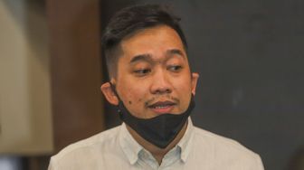 Manager Hana Hanifa, Nicco Aditya saat menjawab pertanyaan awak media dalam jumpa pers terkait kasus prostitusi online yang melibatkan artis berinisial HH di kawasan Kemang, Jakarta Selatan, Senin (13/7). [Suara.com/Alfian Winanto]