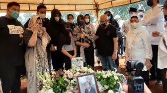 Ketegaran Ivan Gunawan Hantarkan Jenazah Ayahnya