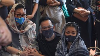 Presenter Ivan Gunawan dan Nirina Zubir menghadiri pemakaman ayah dari Ivan Gunawan di TPU Kampung Kandang, Jagakarsa, Jakarta Selatan, Senin (13/7). [Suara.com/Alfian Winanto]