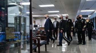 Presiden Amerika Serikat Donald Trump mengenakan masker saat berkunjung ke Pusat Kesehatan Militer Nasional Walter Reed di kawasan Washington, Amerika Serikat.  [ALEX EDELMAN / AFP]