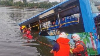 Sopir Mabuk Arak Lalu Ceburkan Bus ke Danau, 20 Penumpang Tewas