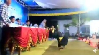 Kocak! Ogah Turun Panggung, Bocah Salto Setelah Diwisuda