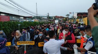 Antrean Penumpang Mengular saat Menunggu Bus Gratis di Stasiun Bogor