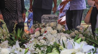 Pusara Bambang Cahyo Gunawan ayah dari Ivan Gunawana di TPU Kampung Kandang, Jagakarsa, Jakarta Selatan, Senin (13/7). [Suara.com/Alfian Winanto]