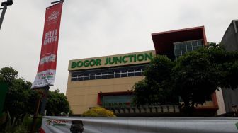 SPG Pakaian di Mal Yogya Bogor Junction Positif Corona