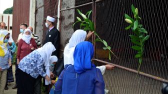 Kerabat korban Genosida Srebrenica meletakkan bunga selama upacara peringatan di Srebrenica, Bosnia dan Herzegovina pada 13 Juli 2020. [Foto/Anadolu Agency]