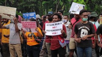 Protes di Kantor Kemendagri, Warga Papua: Otsus No! Referendum Yes!