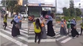 Viral Video Wanita Berhijab Joget di Lampu Merah, Driver Ojol Ikut-ikutan