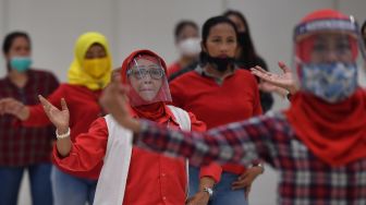 Sejumlah ibu-ibu melakukan senam lantai dengan menerapkan protokol kesehatan COVID-19 di salah satu pusat perbelanjaan di Surabaya, Jawa Timur, Selasa (14/7/2020).  [ANTARA FOTO/Zabur Karuru]