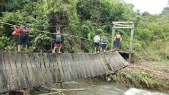 Jembatan Rusak, Pelajar di Tapen Bergelantungan Saat Berangkat Sekolah