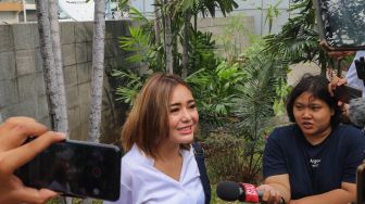 Aktris Amanda Manopo saat menjawab pertanyaan awak media di kawasan Tandean, Jakarta Selatan, Selasa (14/7). [Suara.com/Alfian Winanto]