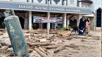 SD di Masamba Tertimbun Lumpur Banjir Bandang, Sisa Atap yang Terlihat