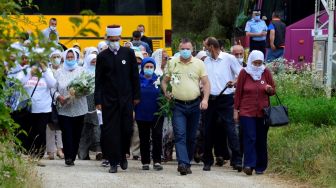 Kerabat korban Genosida Srebrenica menghadir upacara peringatan di Srebrenica, Bosnia dan Herzegovina pada 13 Juli 2020. [Foto/Anadolu Agency]