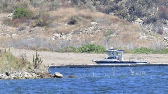 Suasana di Danau Piru, utara Los Angeles, California, tempat ditemukanya jasad aktris Naya Rivera pada 13 Juli 2020. [Frederic J. BROWN / AFP]
