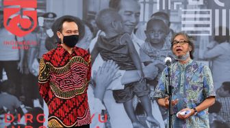 Seniman Cak Lontong (kiri) dan Butet Kertaredjasa memberikan keterangan pers seusai bertemu dengan Presiden Joko Widodo di kompleks Istana Kepresidenan, Jakarta, Selasa (14/7/2020).   [ANTARA FOTO/Sigid Kurniawan]
