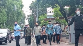 Jalan Kaki Kunjungi Kantor MUI, AHY: Assalamualaikum