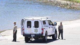 Para wakil Sherif Wilayah Ventura berdiri di Danau Piru, utara Los Angeles, California, tempat ditemukanya jasad aktris Naya Rivera pada 13 Juli 2020, [Frederic J. BROWN / AFP]
