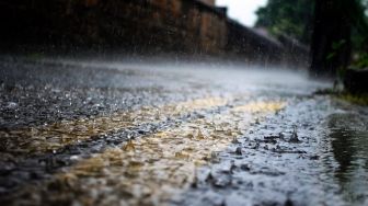 Prakiraan Cuaca, Peringatan Dini BMKG, Hujan Petir Angin Kenjang akan Guyur Jabodetabek