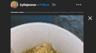 Kylie Jenner Pamer Makan Mie Instan, Harga Diri Anak Kos Naik Derajat