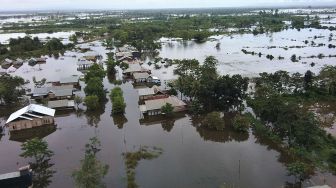 Kondisi Desa Laloika dan Desa Wonuamonapa yang terendam banjir, Konawe, Sulawesi Tenggara, Selasa (14/7/20). [ANTARA FOTO/Algazali]