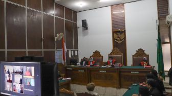 Suasana jalannya sidang putusan kasus KDRT yang melibatkan Aktris Nikita Mirzani dan suaminya Dipo Latief di Pengadilan Negeri Jakarta Selatan, Rabu (15/7). [Suara.com/Alfian Winanto]