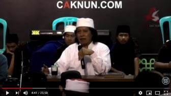 Cak Nun Soal Jilbab: Dikit-Dikit Neraka, Banyak Sekali Takmir Neraka