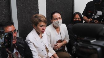 Aktris Nikita Mirzani menemui awak media usai menjalani sidang putusan kasus KDRT yang melibatkan dirinya dan suaminya Dipo Latief di Pengadilan Negeri Jakarta Selatan, Rabu (15/7). [Suara.com/Alfian Winanto]