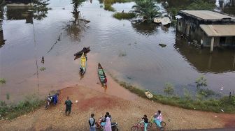 Suasana di Desa Laloika dan Desa Wonuamonapa yang terendam banjir, Konawe, Sulawesi Tenggara, Selasa (14/7/20). [ANTARA FOTO/Algazali]