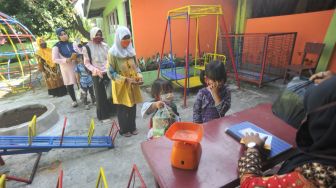 Sejumlah murid TK dan orangtuanya menyetorkan sampah plastik ke sekolah mereka di TK Mutiara, Batu Gadang, Lubuk Kilangan, Padang, Sumatera Barat, Kamis (16/7/2020). [ANTARA/Iggoy el Fitra]