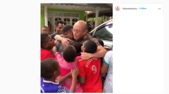 Pria Keturunan Tionghoa Dipeluk Anak-anak Papua, Warganet Terharu