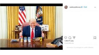 Posting Foto Bersama Makanan Kaleng, Donald Trump Dinilai Langgar Kode Etik