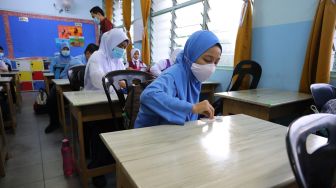 Siswa membersihkan meja dengan handsanitizer sebelum mulai mengajar di Bandar Baru Bangi, Selangor, Malaysia pada 15 Juli 2020. [Foto/ Anadolu Agency]
