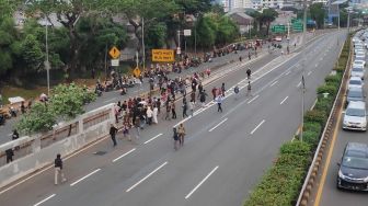 Demo Tolak Omnibus Law di DPR Memanas, Massa Blokade Jalan Tol Dalam Kota