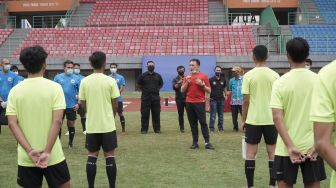 Berikan Motivasi, Ketum PSSI Kunjungi TC Timnas U-16 di Stadion Patriot