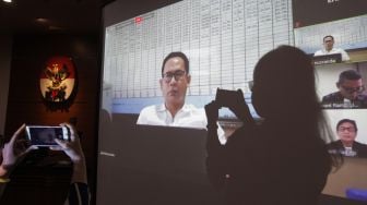 Wartawan mengambil gambar sidang pembacaan vonis Terdakwa kasus tindak pidana pencucian uang dan korupsi Tubagus Chaeri Wardanayang disiarkan secara "live streaming" di Gedung KPK, Jakarta, Kamis (16/7/2020).  [ANTARA FOTO/Reno Esnir]