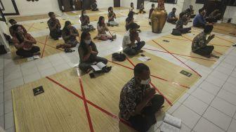 Umat Hindu Kaharingan melaksanakan ibadah basarah dengan menerapkan jaga jarak fisik di Balai Basarah, Palangkaraya, Kalimantan Tengah, Kamis (16/7/2020) malam. [ANTARA FOTO/Makna Zaezar] 