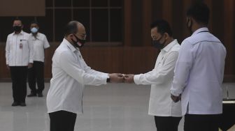 Kabareskrim Polri Komjen Pol Listyo Sigit Prabowo (kanan) menerima penyerahan jabatan Kepala Biro Koordinasi dan Pengawasan (Korwas) PPNS Bareskrim Polri dari Brigjen Pol Pratesijo Utomo yang diwakili Kepala Biro Perencanaan dan Administrasi (Karorenmin) Bareskrim Polri Brigjen Pol Adi Cahyo Hurip Mulyono (kiri) dalam upacara di Mabes Polri, Jakarta, Kamis (16/7/2020). [ANTARA FOTO/Akbar Nugroho Gumay]