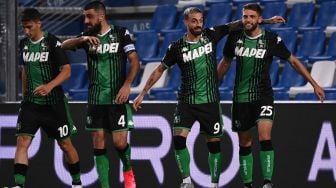 Gelandang Sassuolo Domenico Berardi merayakan golnya bersama teman-temany setelah mencetak gol ke gawang Juventus selama pertandingan sepak bola Serie A Italia, Sassuolo melawan Juventus di Stadion Mapei, Reggio, Italia, Kamis (16/7) dini hari WIB. [MARCO BERTORELLO / AFP]