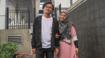 Penyanyi Anisa Rahma dan suaminya, Anandito Dwis saat ditemui di Kawasan Tandean, Jakarta Selatan, Kamis (16/7). [Suara.com/Alfian Winanto]