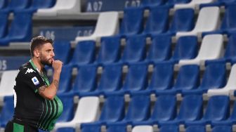 Penyerang Sassuolo Domenico Berardi merayakan golnya setelah mencetak gol ke gawang Juventus selama pertandingan sepak bola Serie A Italia, Sassuolo melawan Juventus di Stadion Mapei, Reggio, Italia, Kamis (16/7) dini hari WIB. [MARCO BERTORELLO / AFP]