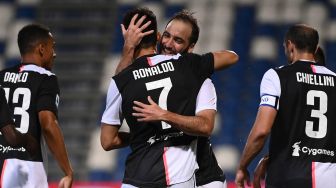 Pemain depan Juventus Gonzalo Higuain merayakan golnya setelah mencetak gol ke gawang Sassuolo. [MARCO BERTORELLO / AFP]