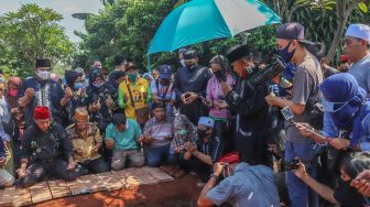 Proses pemakaman komedian Omaswati di TPU Cisalak, Cimanggis, Depok, Jawa Barat, Jumat (17/7). [Suara.com/Alfian Winanto]