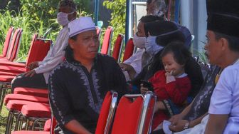 Wajah murung Mastur, Adik dari komedian Omaswati di rumah duka di kawasan Cimanggis, Depok, Jawa Barat, Jumat (17/7). [Suara.com/Alfian Winanto]