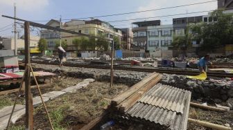 Warga Kampung Muka beraktivitas di sekitar tenda darurat yang didirikan secara mandiri setelah penggusuran pada 15 Juli 2020 lalu di Kawasan Stasiun Kampung Bandan, Jakarta, Jumat (17/7/2020). [Suara.com/Angga Budhiyanto]