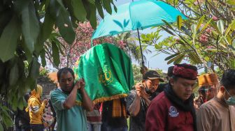 Rombongan pelayat membawa jenazah komedian Omaswati untuk dimakamkan di TPU Cisalak, Cimanggis, Depok, Jawa Barat, Jumat (17/7). [Suara.com/Alfian Winanto]