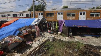 Warga Kampung Muka beraktivitas di tenda darurat yang didirikan secara mandiri setelah penggusuran pada 15 Juli 2020 lalu di Kawasan Stasiun Kampung Bandan, Jakarta, Jumat (17/7/2020). [Suara.com/Angga Budhiyanto]