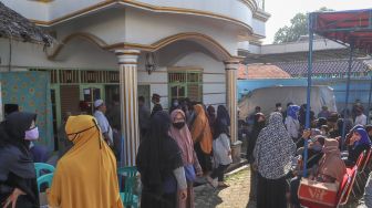 Suasana pelayat di rumah duka komedian Omaswati di kawasan Cimanggis, Depok, Jawa Barat, Jumat (17/7). [Suara.com/Alfian Winanto]